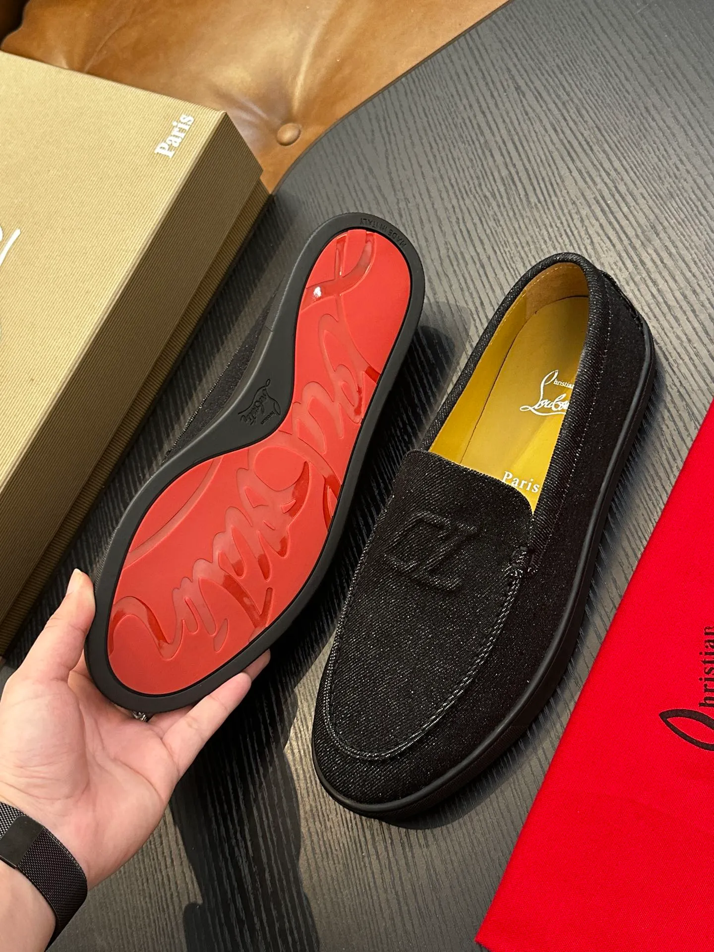 P760💰Christian Louboutin (red-soled shoes) Italian men’s casual sneakers are shipped! Each pair of shoes from this Italian handmade shoe brand has a simple and classic design, which is very comfortable and versatile! The upper fabric of this shoe is made of imported cowhide, with high-end and comfortable cowhide lining! The outsole is made of original rubber bottom sheets and is lined with cowhide! Brand-specific molded footbed, exclusive private mold control! Original box packaging, with shoe storage bag! 39 40 41 42 43 44 (38 45 46 customized)